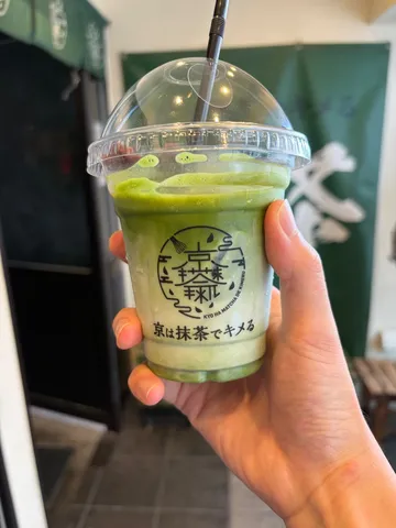 抹茶の緑が映える一杯