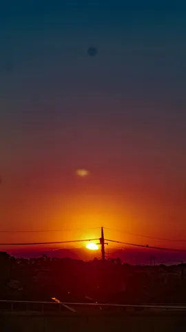 燃えるような空と電線