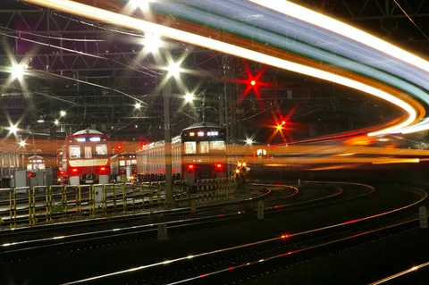 光が織りなす鉄道の夜