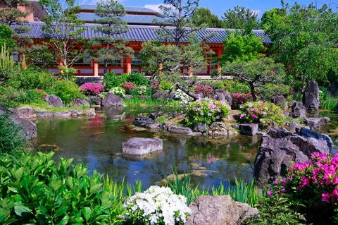 朱の回廊と水面に踊る花