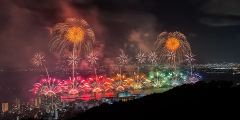 夜景も霞む、花火のど派手バトル