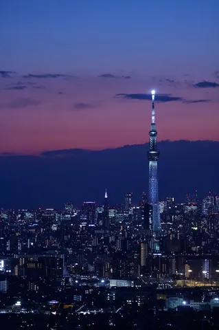 夜空にそびえる光の塔