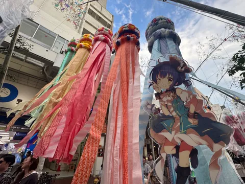 祭りの賑わいとキュートなキャラクター