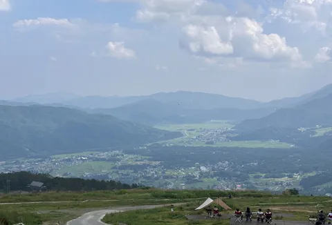 山並みに抱かれる町