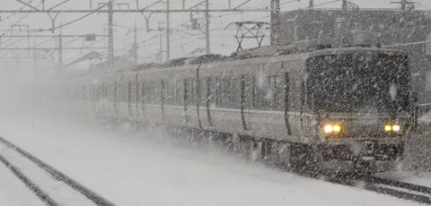 吹雪の中を駆ける鉄路の鼓動