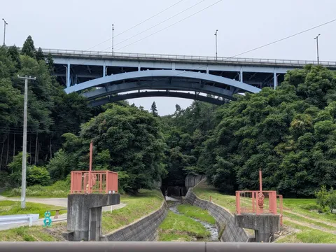 山間の橋と水路の静寂