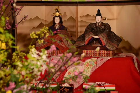 ひな祭りの華やぎ、雅やかな装い