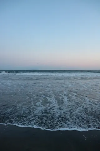 静寂に包まれる、夜明け前の海岸