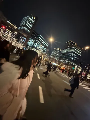 夜の街、急ぎ足のランウェイ