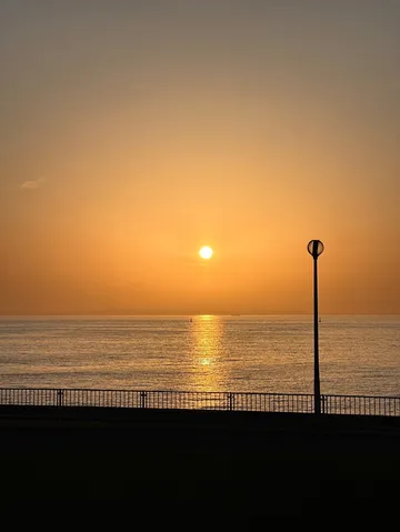 オレンジ色に染まる海辺の夕暮れ