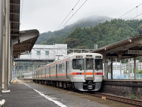 霧山を待つオレンジ列車