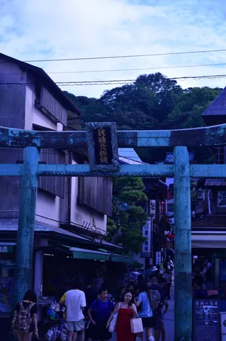 静寂を誘う青銅の鳥居