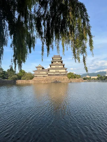 水面に映る城の影