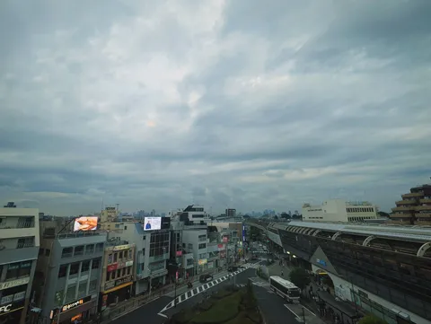 曇り空と都会の風景