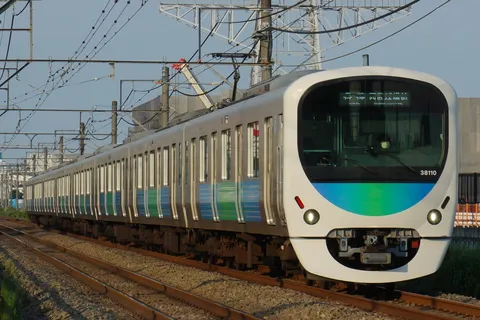 白い球形電車の朝景