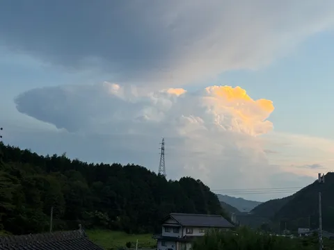 空に浮かぶ巨大な雲