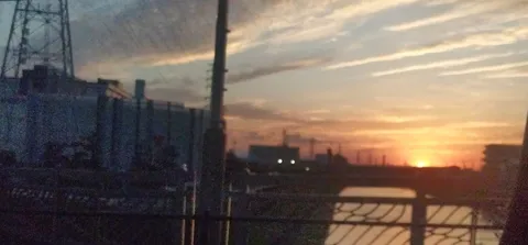 夕暮れ、工業地帯のシルエット
