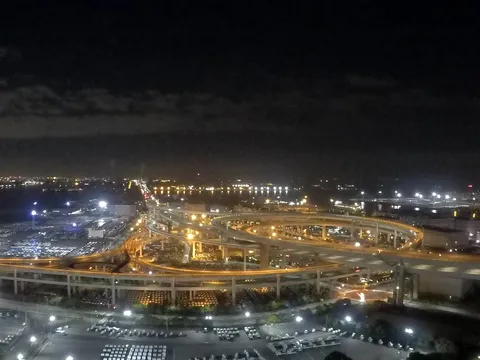 煌めく夜のハイウェイ