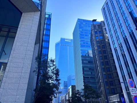 青空と近代建築のコントラスト