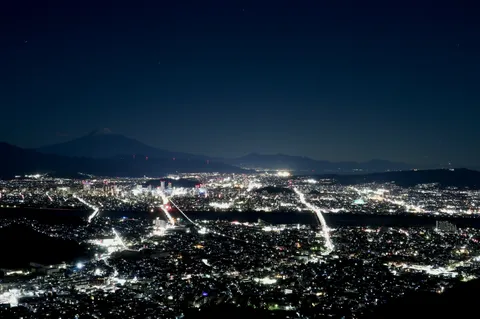 夜景に浮かぶ富士山のシルエット