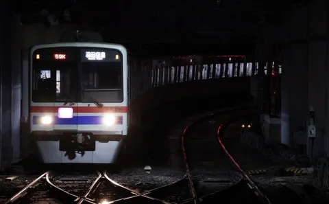 闇夜を駆ける光の軌跡