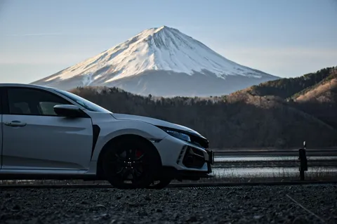 白い車と雪山の静かな旅路