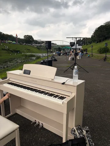 野外ライブ、ヤマハピアノと空