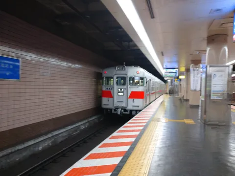 地下鉄の停車、日常の一コマ