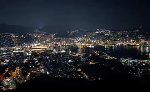 煌めく夜景に息をのむ