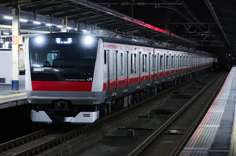 夜の駅を彩るモダンな列車