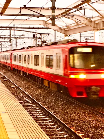 疾走する赤と白の列車の残像