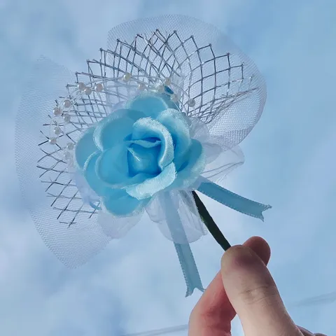 空に咲いた、青い花飾り
