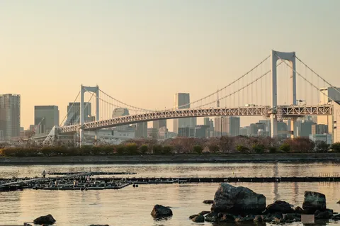 夕暮れに浮かぶ、未来都市への架け橋