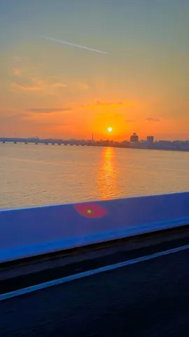夕陽が映える、水辺の街灯り