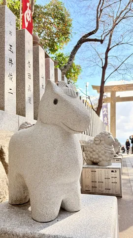 陽光に輝く石の馬