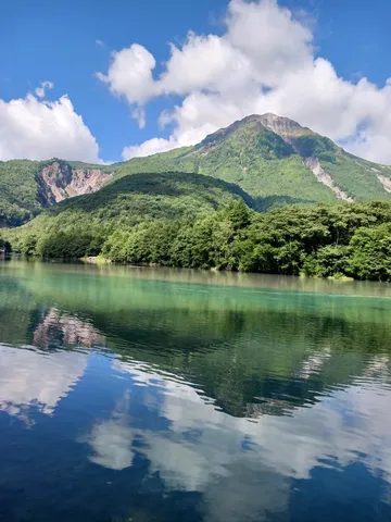 山と空と湖の静かな調和