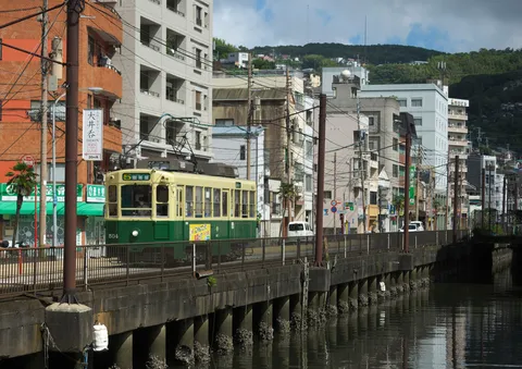 レトロな電車と昭和の街並み