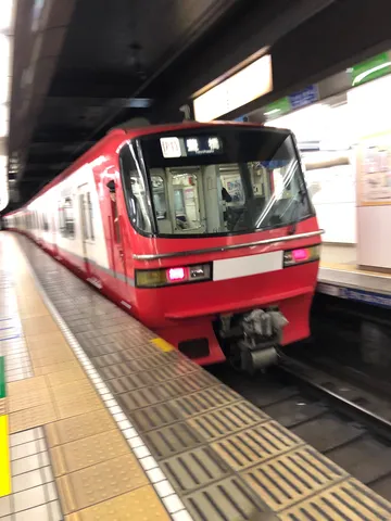 ちょっと急ぎ足の赤い電車