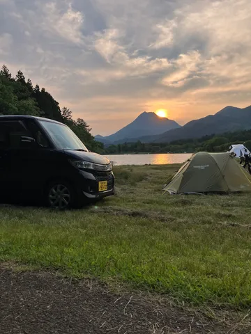 湖畔の夕暮れ、車とテントの静けさ