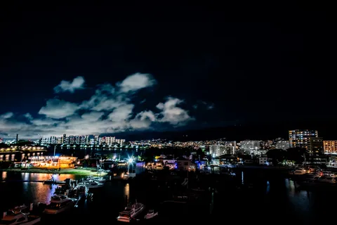 夜景に溶ける光の雲