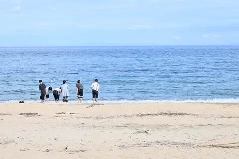 海辺に溶ける人の影