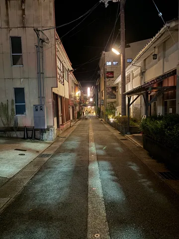 夜の静寂、路地裏の灯り