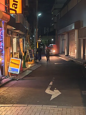 深夜の路地裏、静かに光る看板
