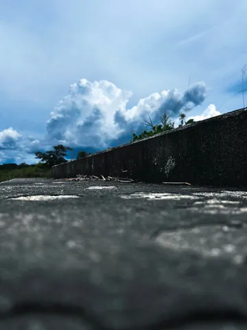 コンクリートの先、広がる空