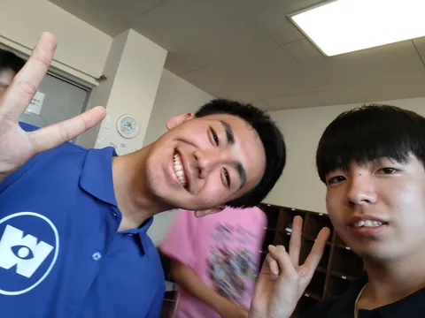 ピースサインのダブルスマイル