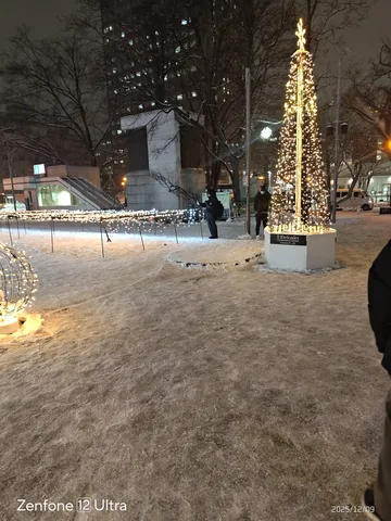 冬の夜の光の広場