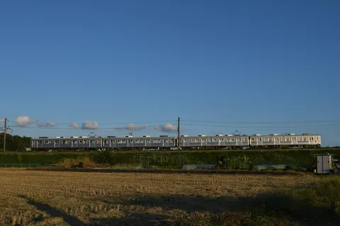 青空と長い列車の影