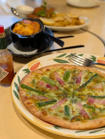 アスパラベーコンピザと熱々グラタン