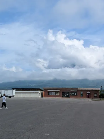 雲と建物の間に広がる静寂