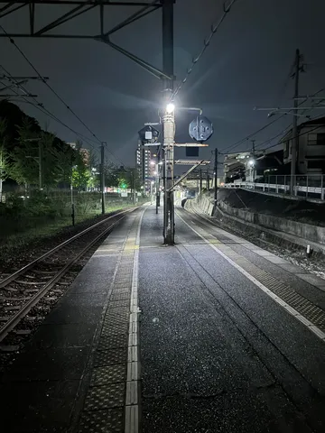 夜の駅、静寂へと誘う線路